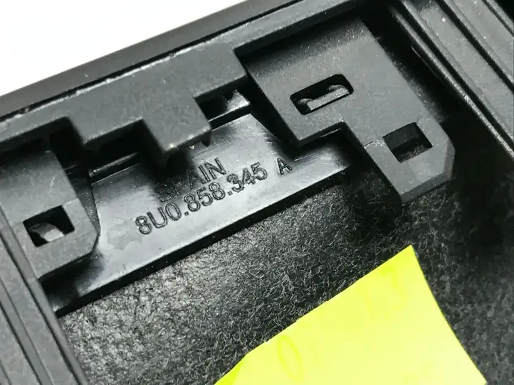 Audi Q3 8U (2011 - 2014) 8U0858345A Обшивка рулевой колонки — фото 3