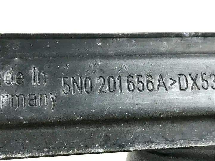 (2014 - 2018) 5N0201656A Кронштейн топливного бака — фото 2