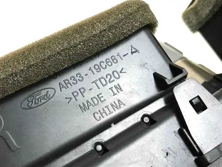 Ford Mustang V (2005 - 2014) AR3319C681A Центральный воздушный дефлектор — фото 5