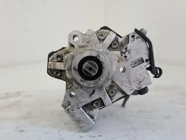 Toyota Corolla E120 E130 (2004 - 2007) 2210033040 Топливный насос — фото 1