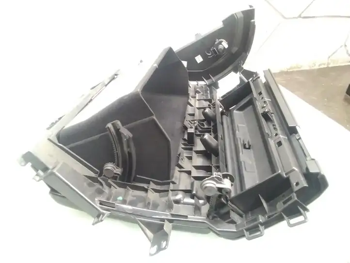 Land Rover Discovery 3 - LR3 (2004 - 2009) Вещевой ящик — фото 3