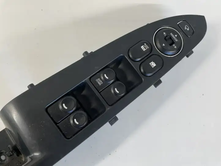 Hyundai i30 (2007 - 2012) 935702l010 Блок кнопок стеклоподъемников — фото 2