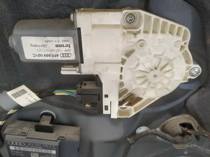 Audi A6 S6 C6 4F (2004 - 2008) 4f0959801c Стеклоподъемник задней двери — фото 2