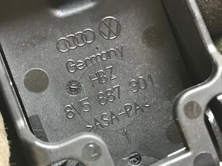 Audi A4 S4 B9 (2015 - 2019) 8V5887301 Заглушка ISOFIX — фото 3