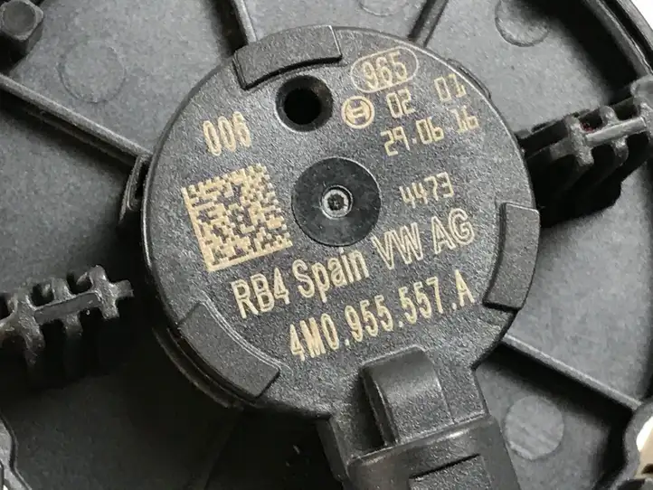 Audi A4 S4 B9 (2015 - 2019) 4M0955557A Датчик удара SRS — фото 3
