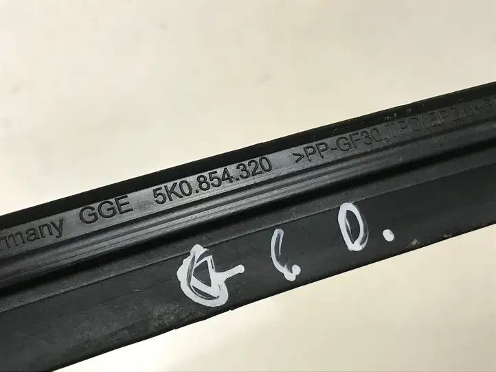Volkswagen Golf VI (2009 - 2013) 5K0854320 Накладка стоек лобового стекла — фото 3