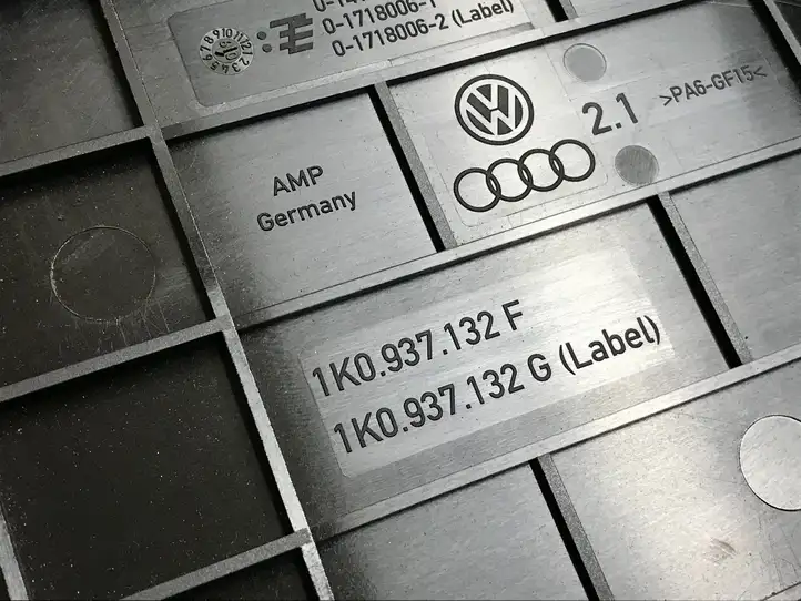 Volkswagen Golf VI (2009 - 2013) 1K0937132F Крышка ящика предохранителей — фото 3