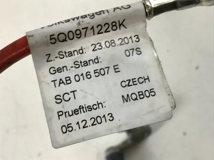 Volkswagen Golf VII (2013 - 2019) 5Q0971228K Плюсовой провод аккумулятора — фото 3