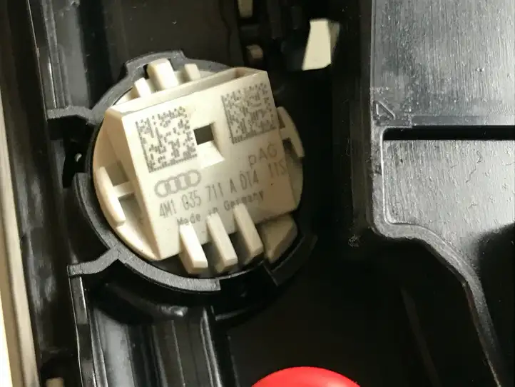 Audi A4 S4 B9 (2015 - 2019) 8W0947135AN Передняя подсветка — фото 3
