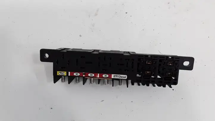 Volkswagen PASSAT B5.5 (2001 - 2005) 8L0941822A Блок монтирования реле — фото 2
