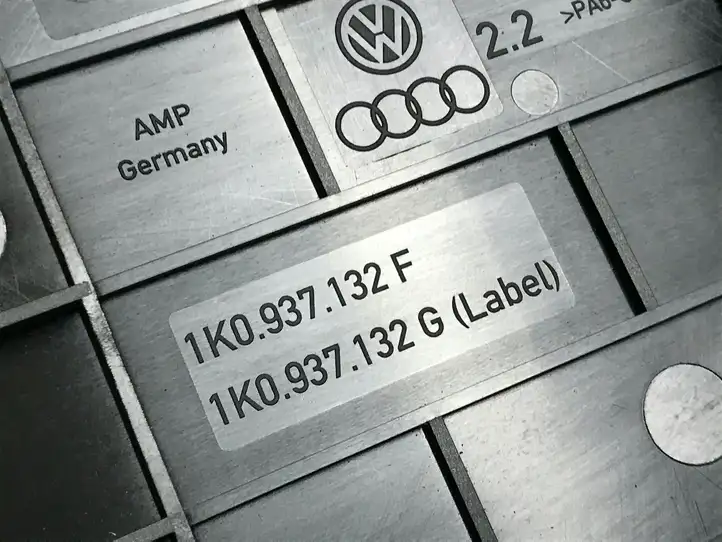 Skoda Superb B6 (3T) (2008 - 2015) 1K0937132F Крышка ящика предохранителей — фото 3