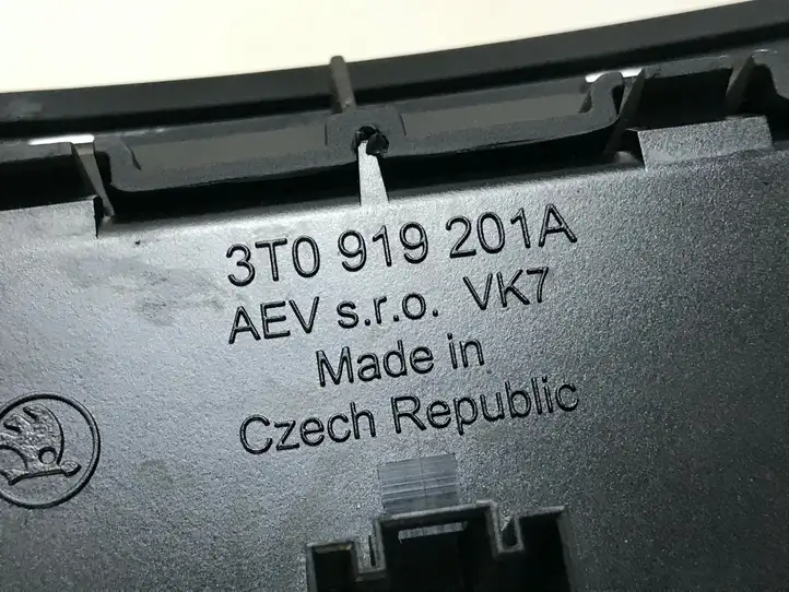 Skoda Superb B6 (3T) (2008 - 2015) 3T0919201A Накладка заднего прикуривателя — фото 5