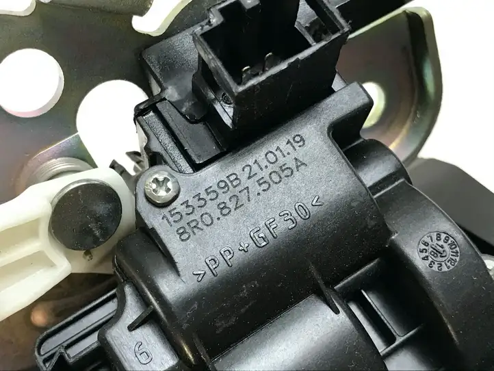 Audi A3/S3 8V (2016 - 2020) 8R0827505A Замок крышки багажника — фото 3
