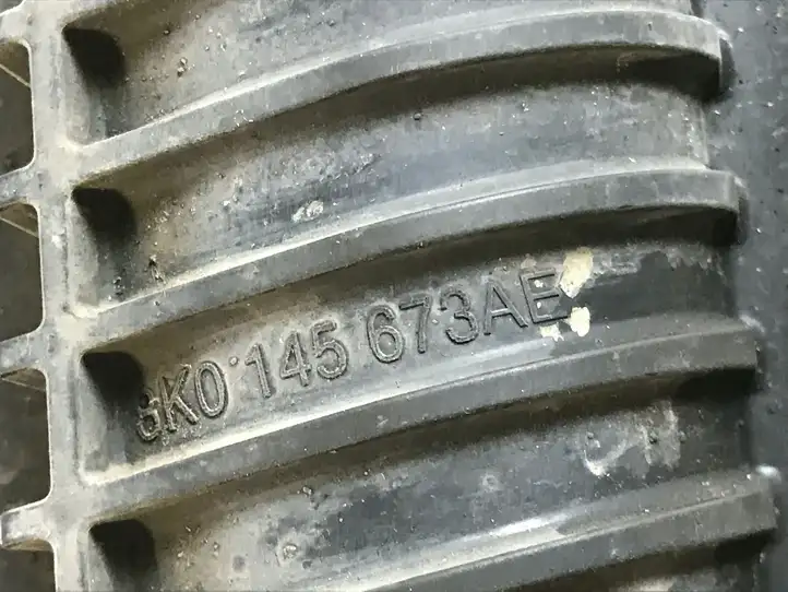 Audi A4 S4 B8 8K (2007 - 2011) 8K0145673AE Детали воздухозаборника — фото 3