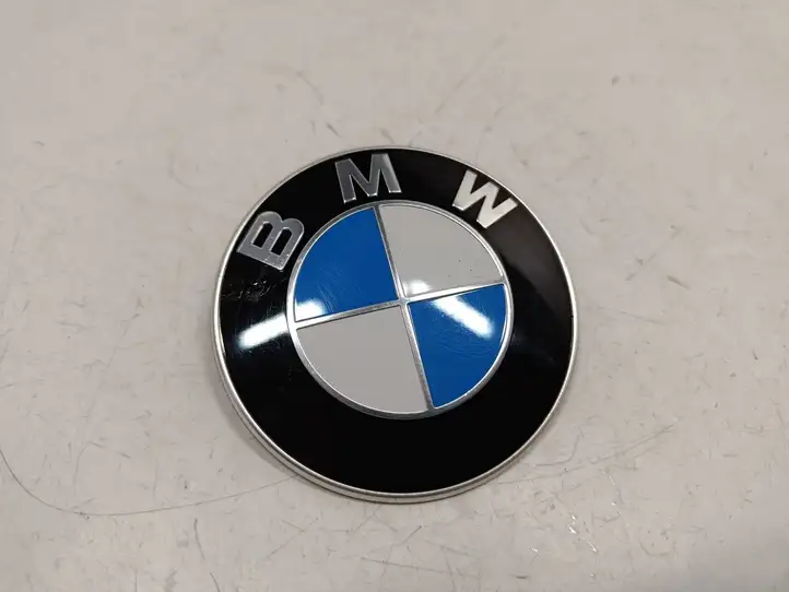 BMW 3 F30 F35 F31 (2012 - 2018) 8219237 Эмблема производителя — фото 1