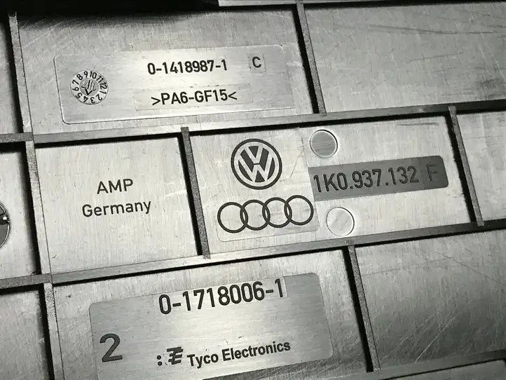 Volkswagen Scirocco (2014 - 2017) 1K0937132F Крышка ящика предохранителей — фото 3