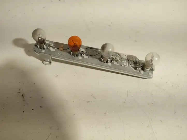 Skoda Fabia Mk1 (6Y) (1999 - 2007)  6y6945257 Держатель крышки лампы заднего фонаря