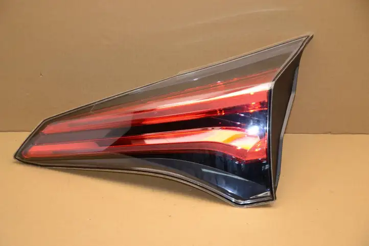 Toyota RAV 4 (XA40) (2012 - 2018) 8158042031 Задний фонарь в крышке багажника — фото 1