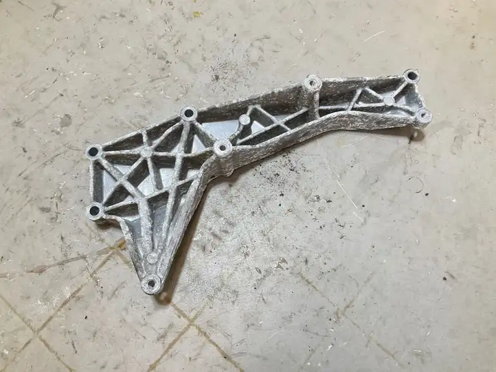 Audi Q5 (2008 - 2012)  03L131159 Кронштейн охладителя EGR