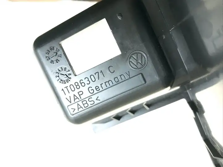 Volkswagen Touran II (2010 - 2016) 1T0863071C Вещевой ящик — фото 4