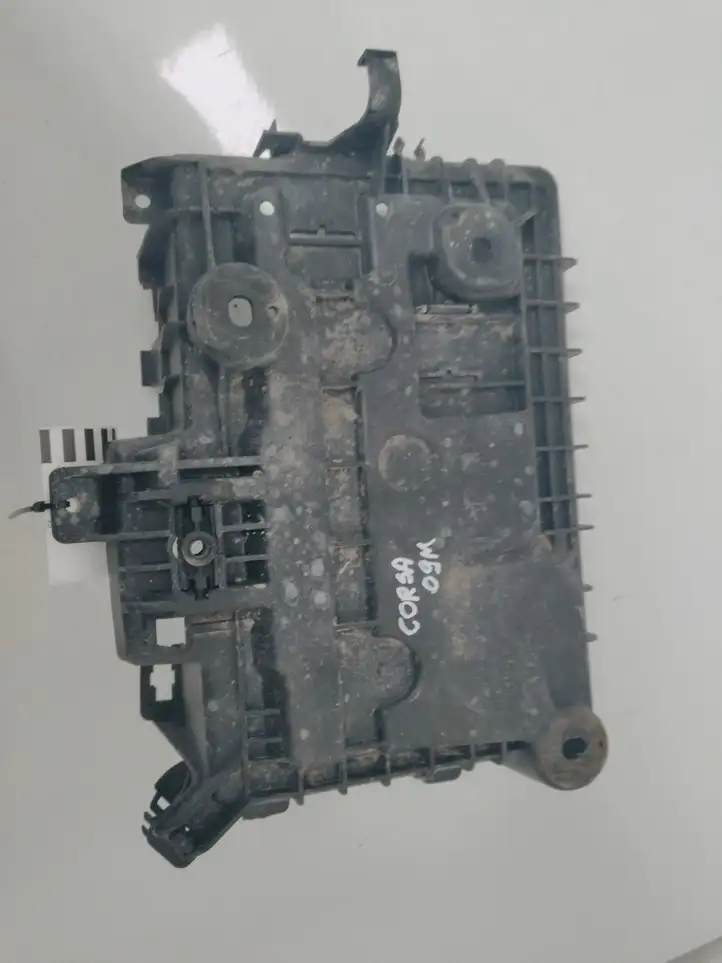 Opel Corsa D (2006 - 2010) 13296473 Площадка аккумулятора — фото 2