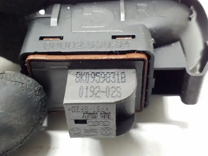 Audi A5 8T 8F (2011 - 2016) 8K0959831B Кнопка закрытия крышки багажника — фото 3