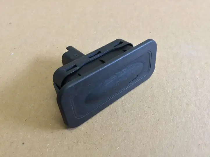 Renault Scenic III - Grand scenic III (2009 - 2016) 8200076256 Кнопка закрытия крышки багажника — фото 5