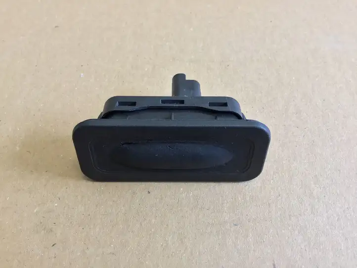 Renault Scenic III - Grand scenic III (2009 - 2016) 8200076256 Кнопка закрытия крышки багажника — фото 8