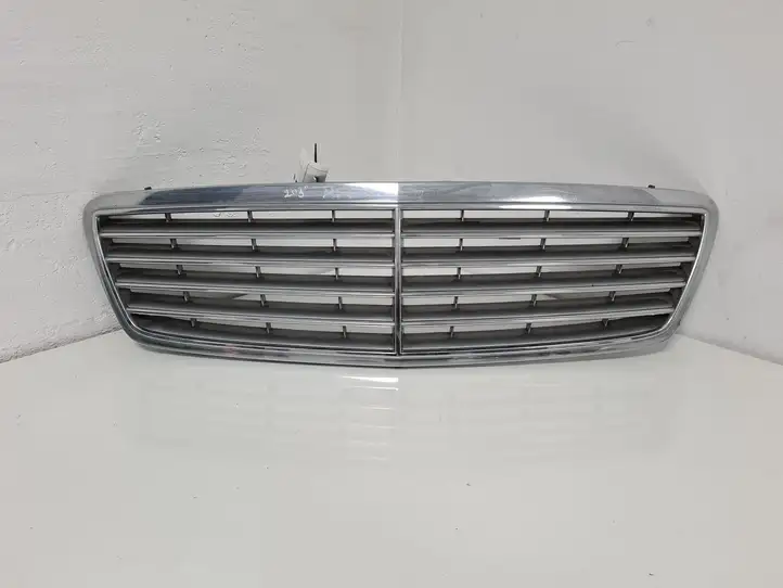 Mercedes-Benz C W203 (2000 - 2007) A2038800183 Передняя решетка — фото 1