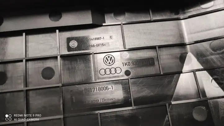 Audi A3/S3 8P (2004 - 2008) 1K0937132 Крышка ящика предохранителей — фото 3