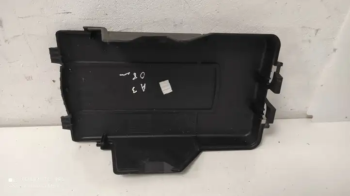 Audi A3/S3 8P (2004 - 2008) 1K0915443C Крышка ящика аккумулятора — фото 2