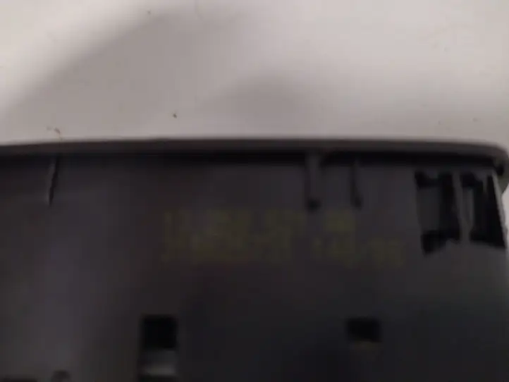 Opel Corsa D (2006 - 2010) 13258521AA Кнопка стеклоподъемников — фото 3