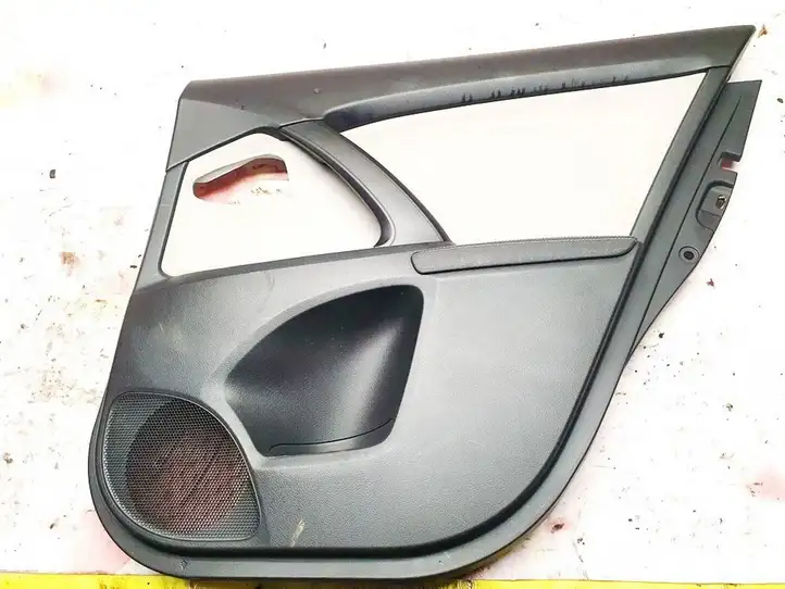 Toyota Avensis T270 (2012 - 2015) 6763805070 Обшивка задней двери — фото 1