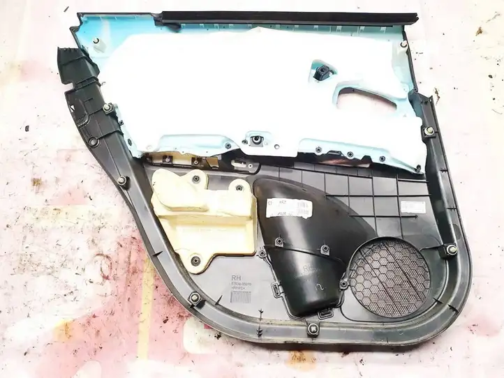 Toyota Avensis T270 (2012 - 2015) 6763805070 Обшивка задней двери — фото 2