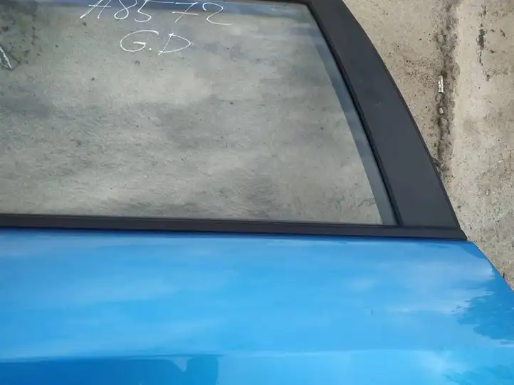 Mazda 3 II (2009 - 2011) Накладка стекла задней двери — фото 3