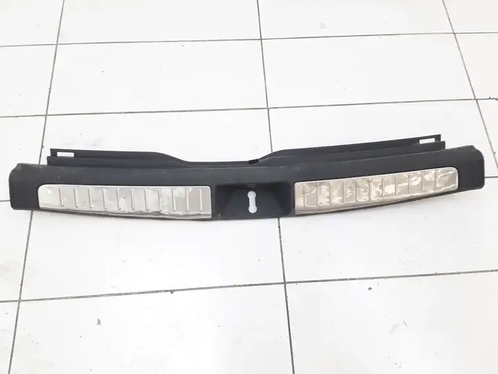 Toyota Avensis T250 (2006 - 2009) 5838705090 Отделка порога багажника — фото 1