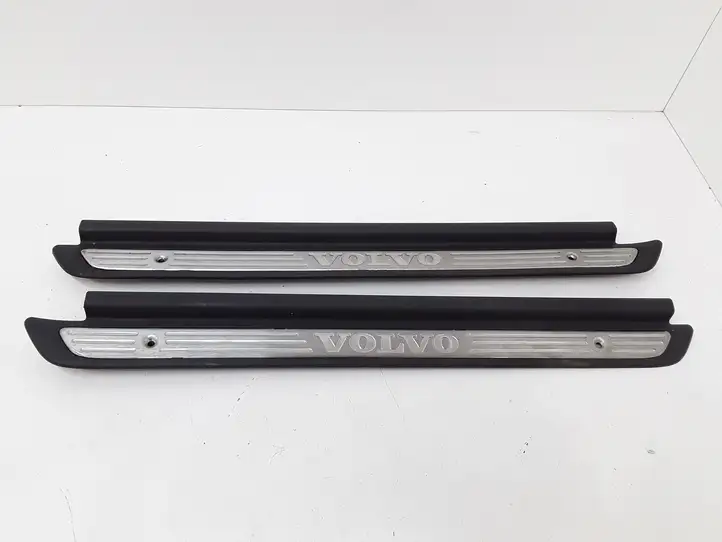 Volvo S40, V40 (2000 - 2004) Внутренняя отделка переднего порога — фото 1