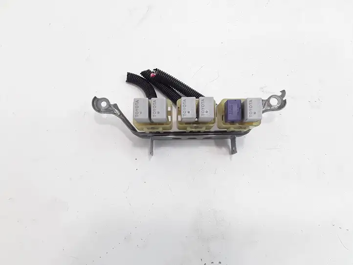 Toyota Corolla Verso AR10 (2004 - 2009) Блок монтирования реле — фото 1