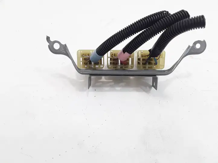 Toyota Corolla Verso AR10 (2004 - 2009) Блок монтирования реле — фото 2