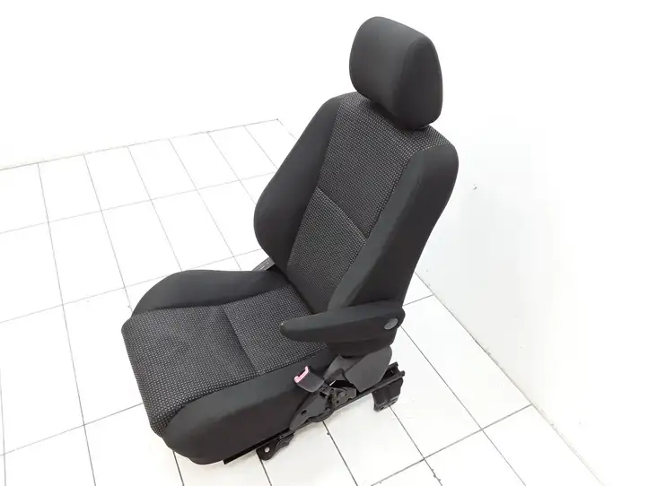 Toyota Corolla Verso AR10 (2004 - 2009) Переднее сиденье пассажира — фото 2
