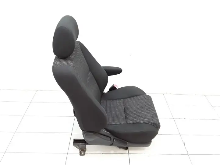 Toyota Corolla Verso AR10 (2004 - 2009) Переднее сиденье пассажира — фото 3