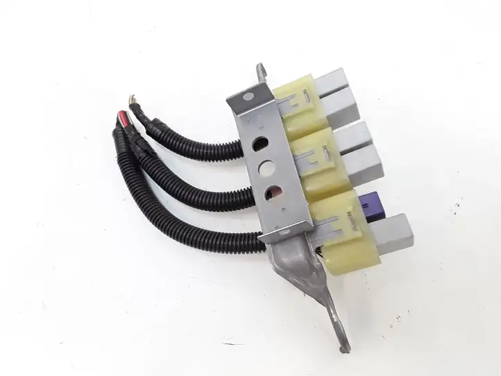 Toyota Corolla Verso AR10 (2004 - 2009) Блок монтирования реле — фото 2