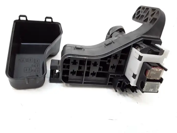 Toyota Corolla Verso AR10 (2004 - 2009) Блок монтирования реле — фото 1