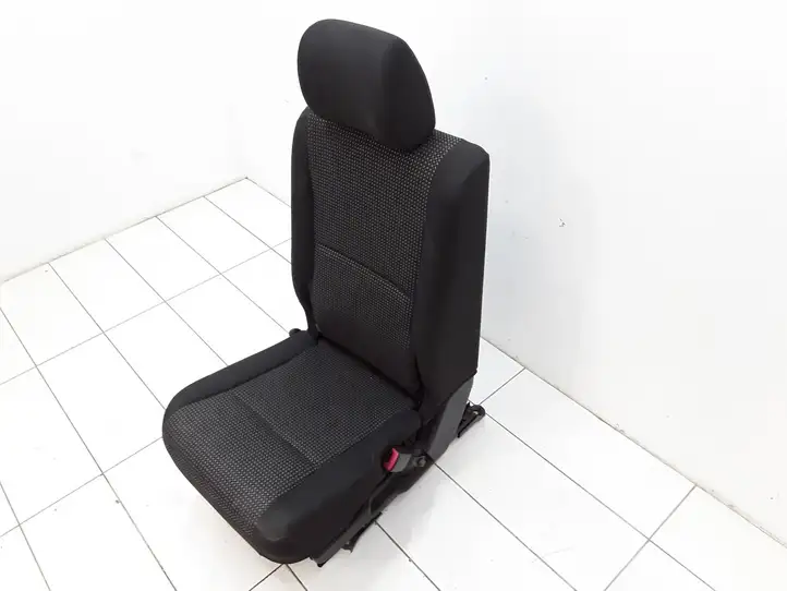 Toyota Corolla Verso AR10 (2004 - 2009) Второй ряд сидений — фото 3