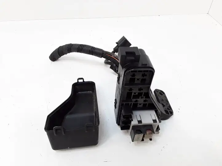 Toyota Corolla Verso E121 (2004 - 2007) Блок монтирования реле — фото 1