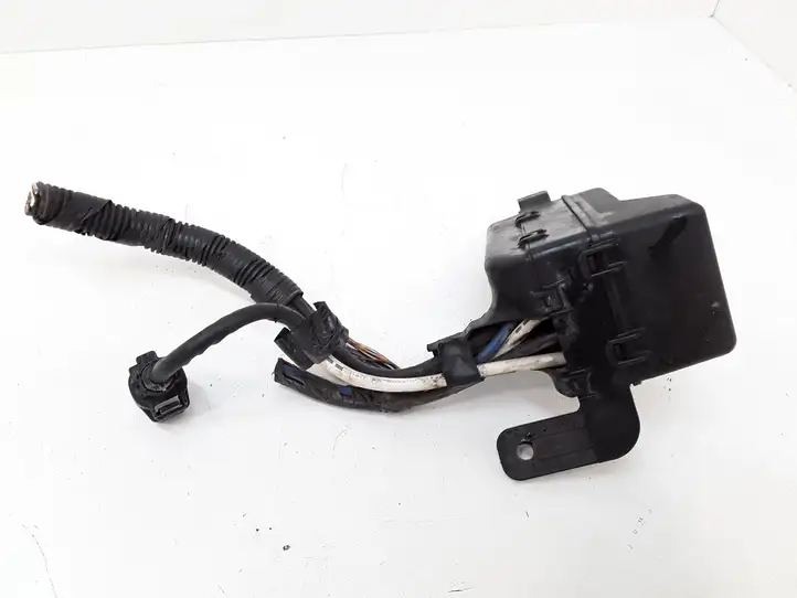 Toyota Corolla Verso E121 (2004 - 2007) Блок монтирования реле — фото 3