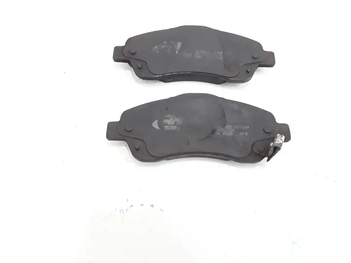 Toyota Corolla Verso E121 (2004 - 2007) Передние тормозные колодки — фото 1