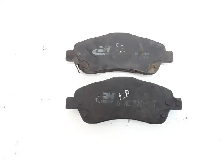 Toyota Corolla Verso E121 (2004 - 2007) Передние тормозные колодки — фото 1