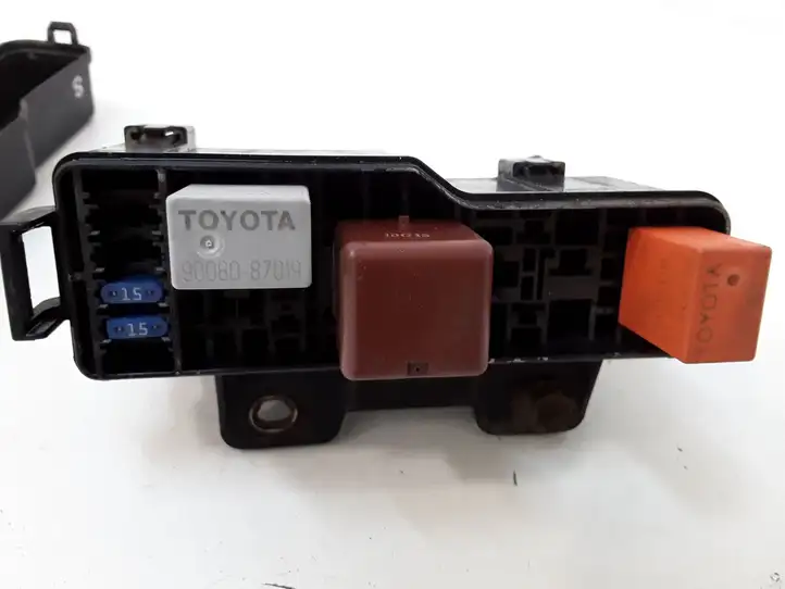 Toyota Avensis T250 (2003 - 2006) Блок монтирования реле — фото 4