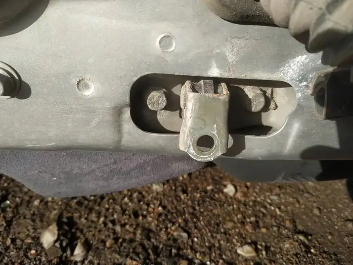 Nissan Primera (2001 - 2008) Ограничитель задней двери — фото 1